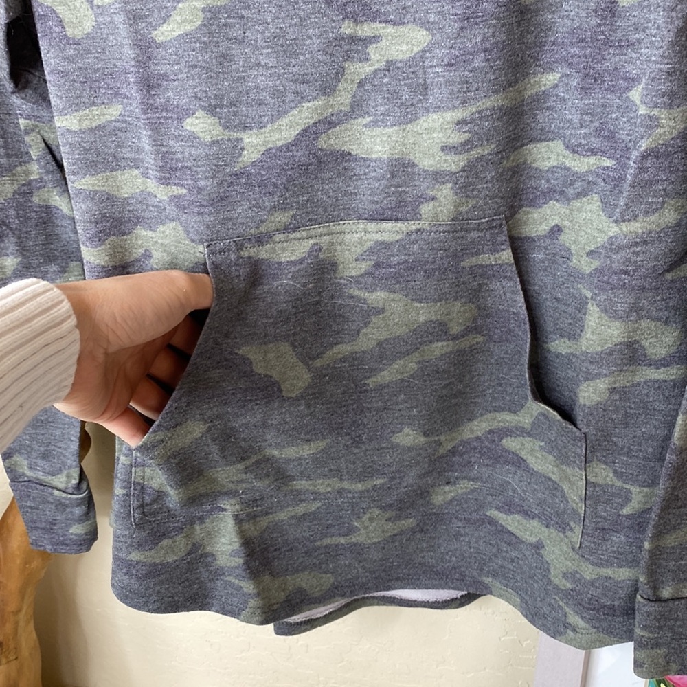 Media pocket crewneck sweater shirt in Camo - Picture 3 of 3